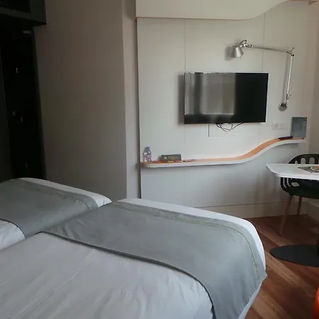 מלון Ibis Styles Centre 3*