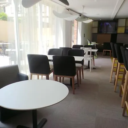 מלון Ibis Styles Centre 3*